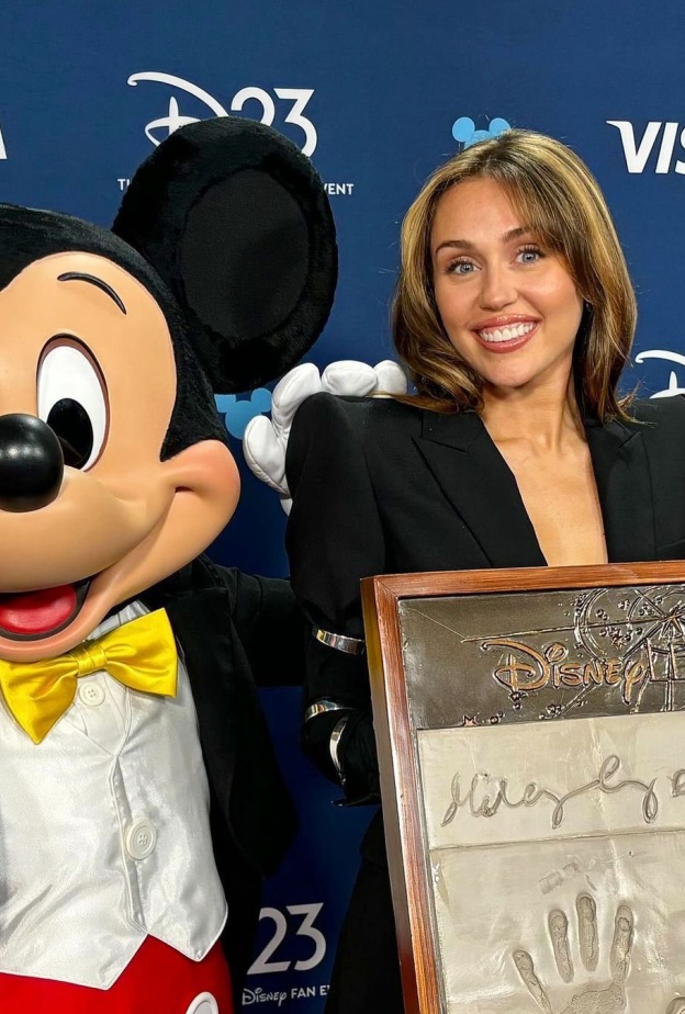 مايلي سايرس تحصل على لقب أسطورة ديزني 