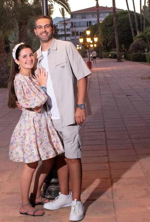 صورة رومانسية جمعت شام الذهبي وزوجها