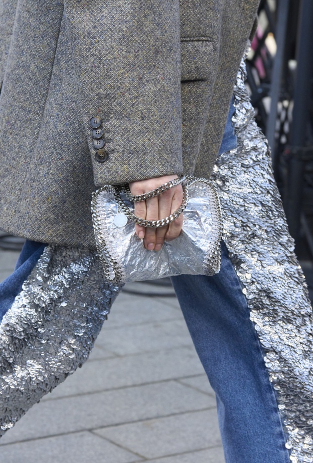 حقيبة باللّون الفضي من Stella McCartney