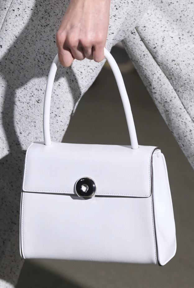 للراحة والتألق اختاري موضة المسكات الطويلة مع الحقائب