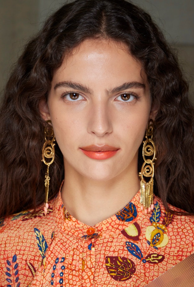 عطور نسائية برائحة البرتقال لإطلالة مليئة بالحيوية والجاذبية الساحرة