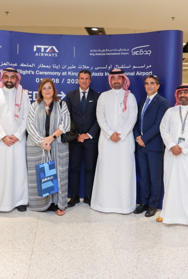 راشد الشمري، نائب رئيس تطوير الطيران في برنامج الربط الجوي، إيرين بوانجورنو، القنصل العام المساعد لإيطاليا في جدة، غلين ويلسون، نائب رئيس العمليات في مطارات جدة، بييرفرانسيسكو كارينو، نائب رئيس المبيعات الدولية في شركة ITA Airways، وفريقي مطارات جدة وITA Airways.