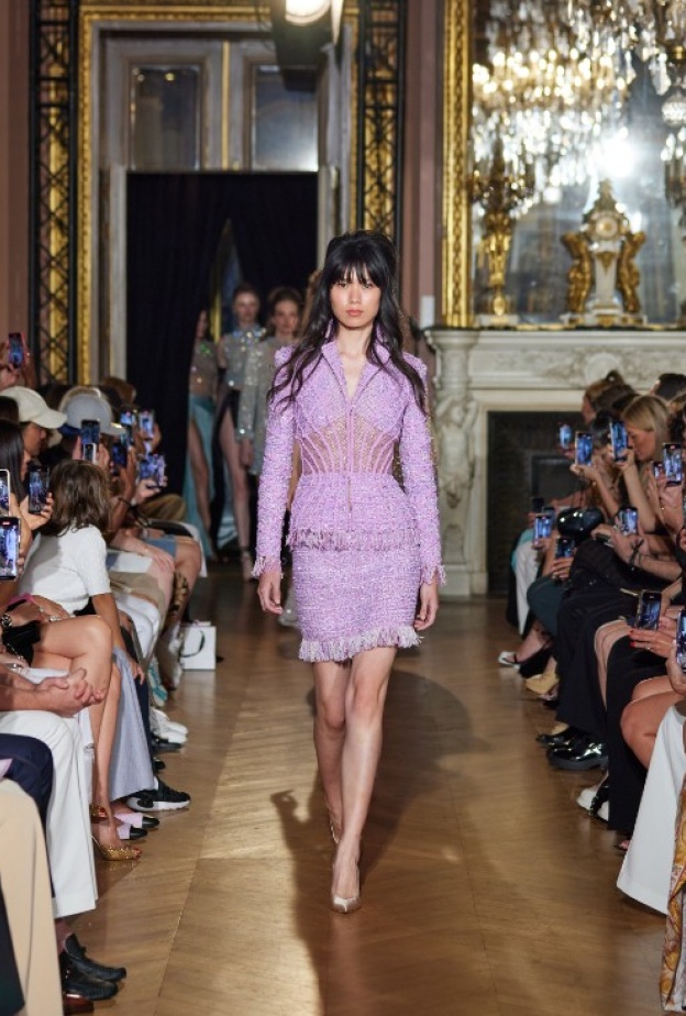 مجموعة من يارا شومايكر لخريف وشتاء 2024 تُجسد أناقة باريس الخالدة