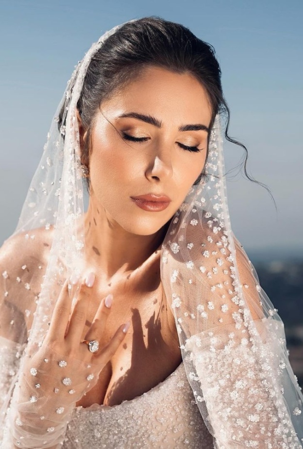تسريحة دانييلا رحمة في يوم زفافها من الأمام