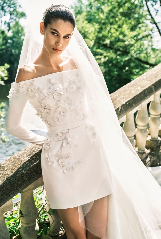 فستان زفاف قصير  بقصة مستقيمة توقيع  إيلي صعب