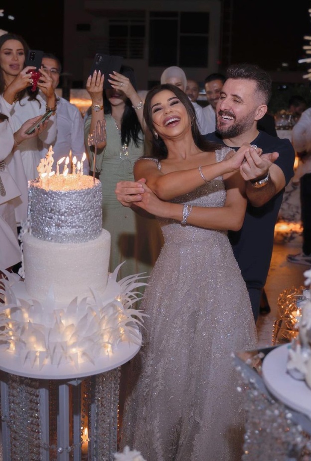 لقطة لمهيرة عبد العزيز وهي ترقص مع زوجها