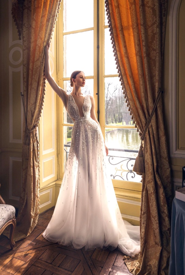 فستان زفاف يتميّز بقصة مبتكرة عند الخصر