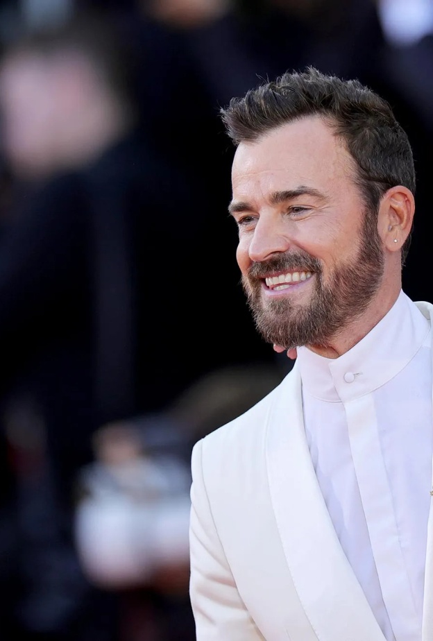 خطوبة جاستن ثيروكس ونيكول برايدون بلوم رسميا