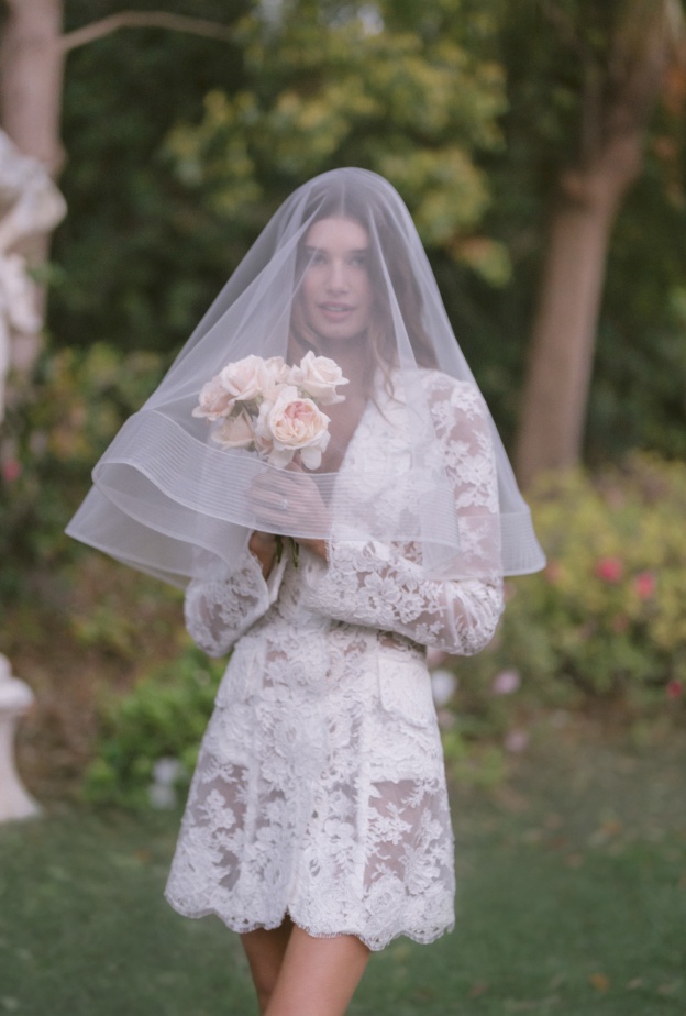 الطرحة القصيرة بأجمل تصميم من Monique Lhuillier