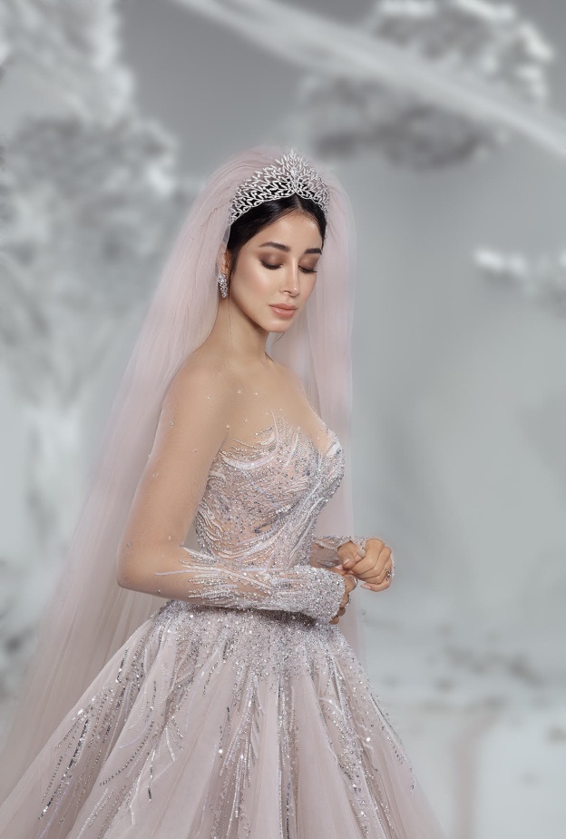 أسيل عمران بفستان زفاف من دون اكتاف