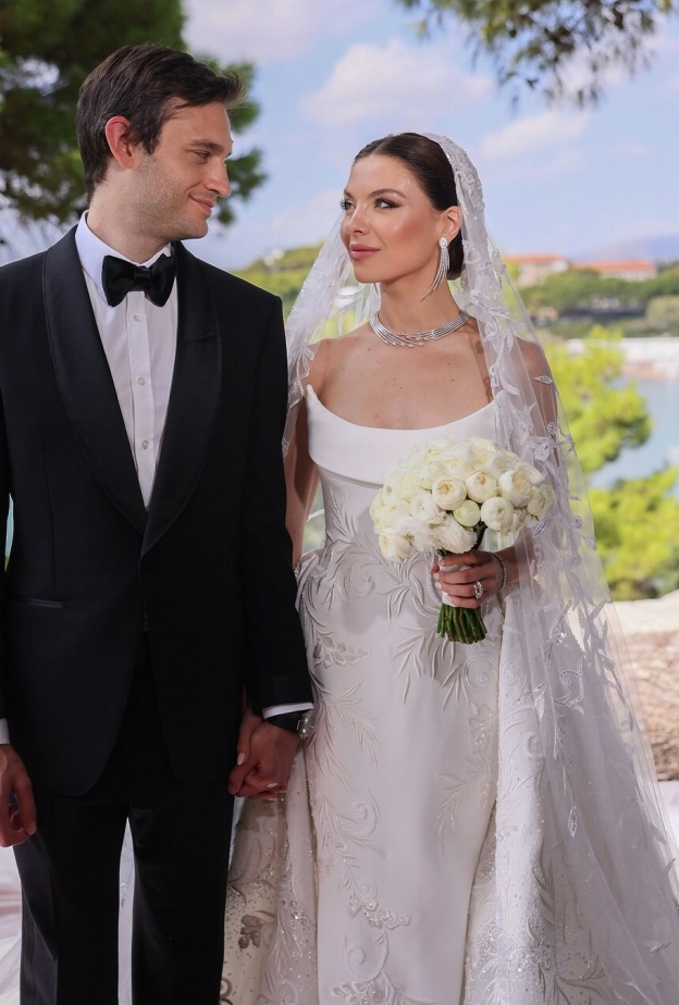 إطلالة أميرية لمايا رعيدي خلال حفل زفافها