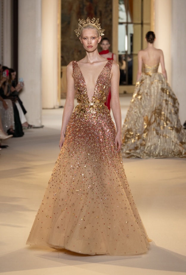 إطلالة ذهبية مشبعة بالمعدني من طوني ورد