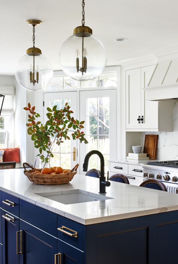 الإضاءة المحيطة ambient lighting، غالبًا ما تكون ثريا أو مصابيح معلقة فوق الجزيرة