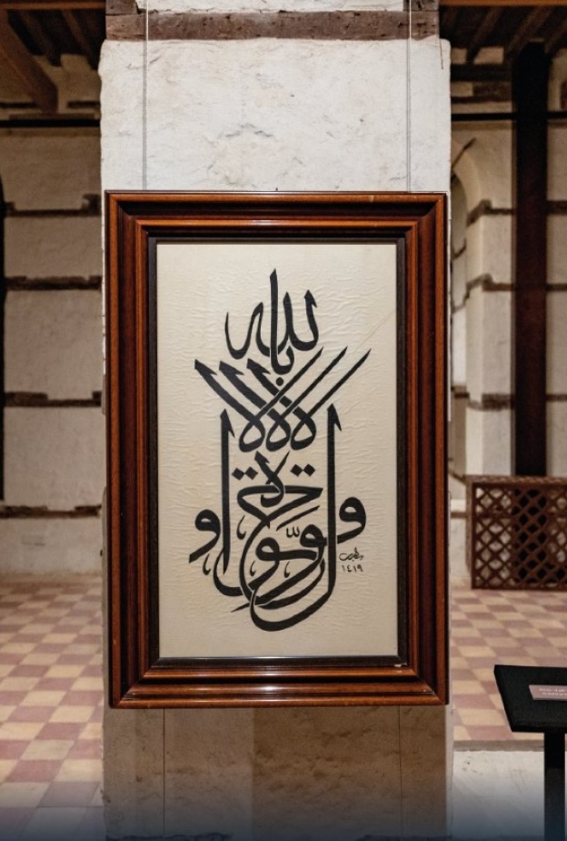 الخط العربي في المملكة.. حكايات الجمال والروحانية على الجدران