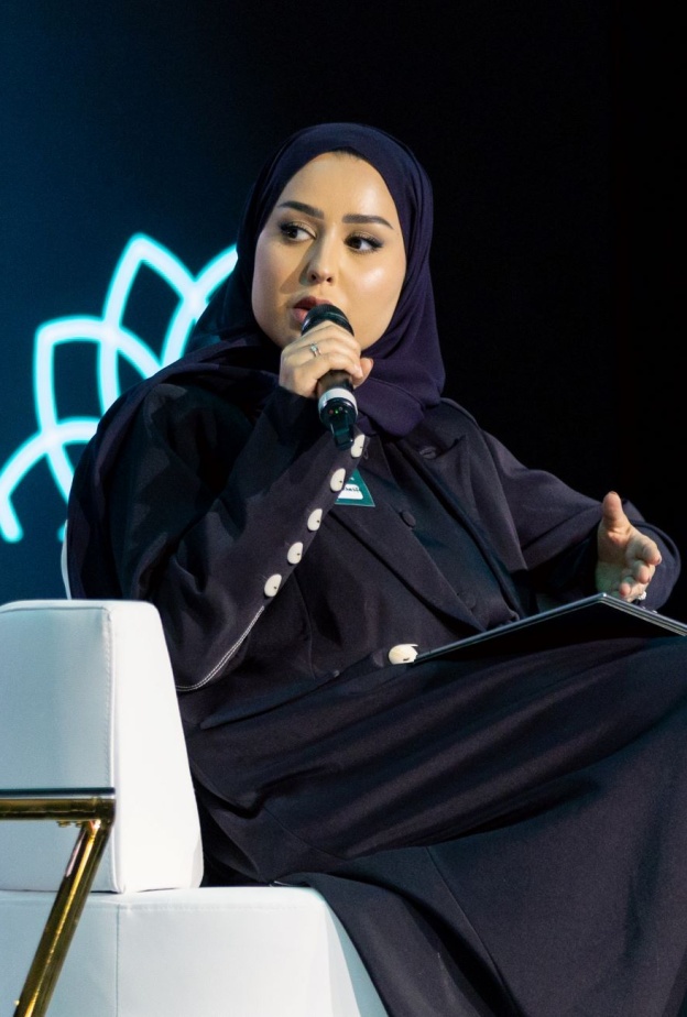 أثير الخليفة في المؤتمر الصورة من حساب المؤتمر