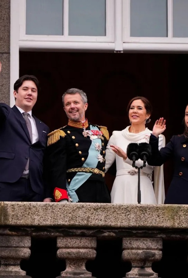 العائلة الملكية في الدانمارك تنتقل إلى قصر أمالينبورج