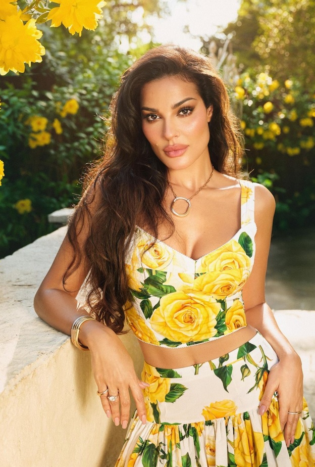 النجمة اللبنانية نادين نجيم بمجوهرات عصرية رائجة من دار مجوهرات تيفاني أند كو Tiffany & Co