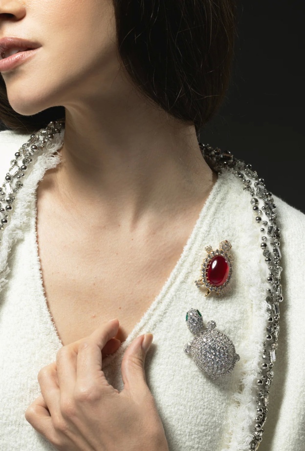 بروش من توقيع دار FANTASIA by DESERIO