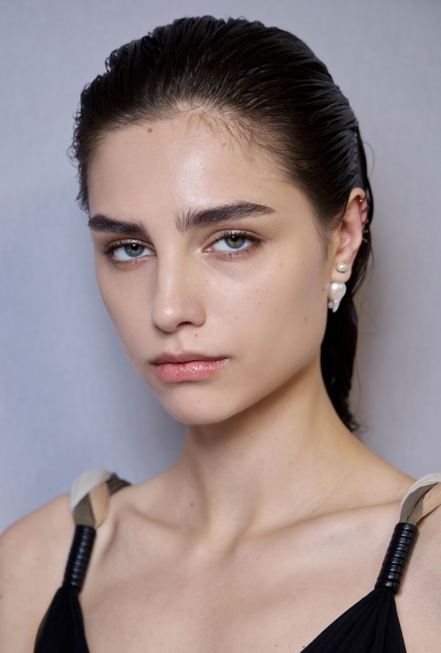 قومي بإعادة تشكيل مظهر حواجبك بهذه الطرق التجميلية الحديثة