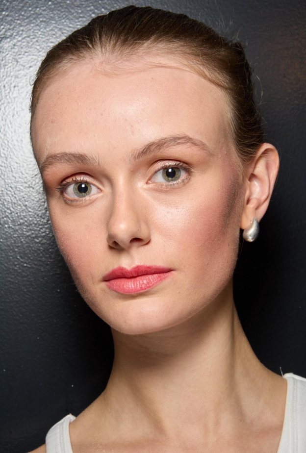 ختار ماسح تفتيح الوجه بعد المصيف المناسب لكِ لاستعادة نضارة بشرتك بشكل طبيعي خلال فصل الخريف