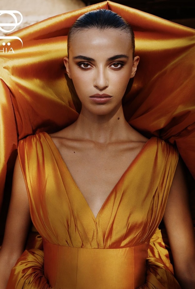 عارضة الأزياء اميرة الزهير بإطلالة من علامة هلا الغرباوي في عدد مجلة هي لليوم الوطني السعودي