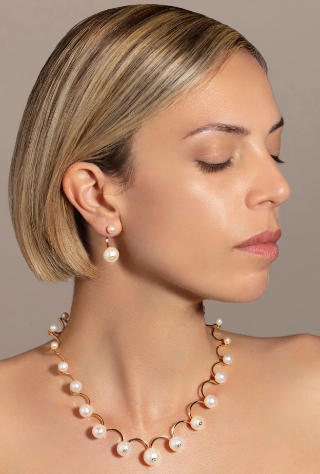 موديلات عقد لؤلؤ ذهب لأناقة هادئة في موسم الخريف