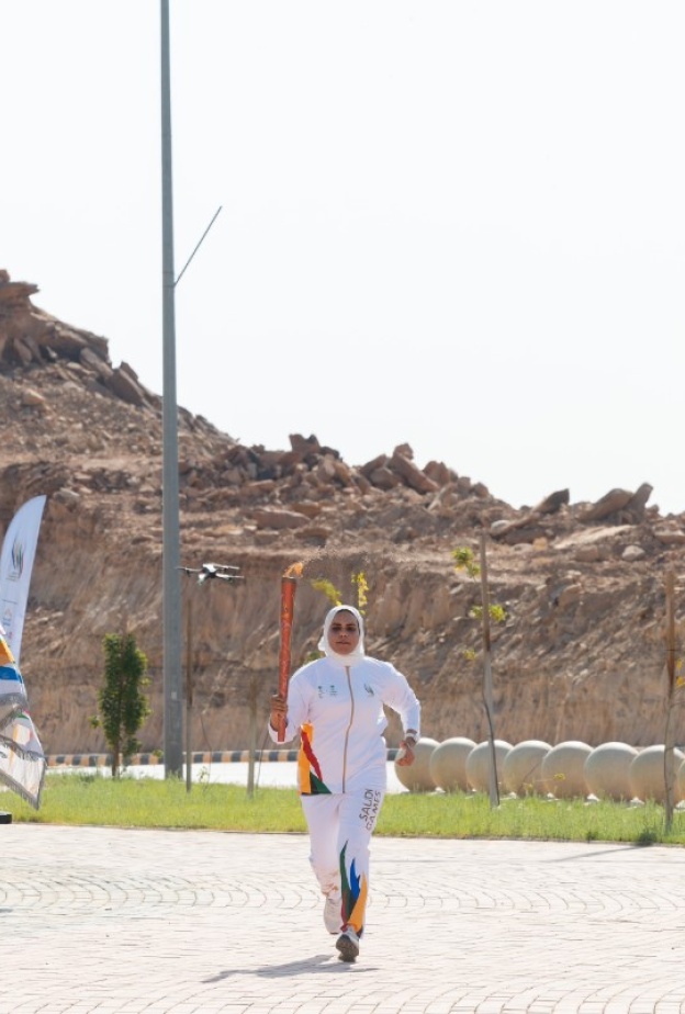 بطلة السعودية في التجديف فاتن مرزا تحمل شعلة دورة الألعاب السعودية