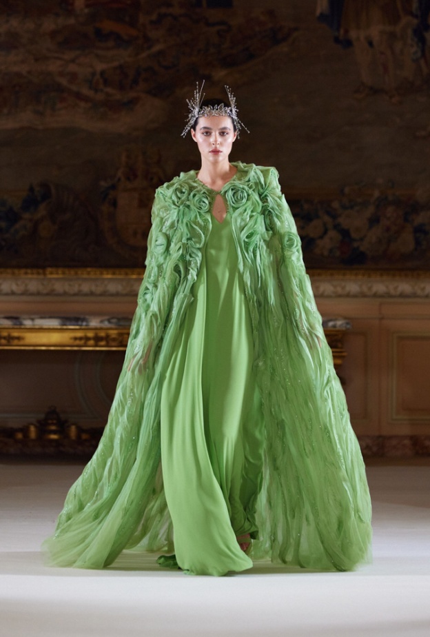 فساتين خطوبة باللون الأخضر احتفالاً باليوم الوطني السعودي