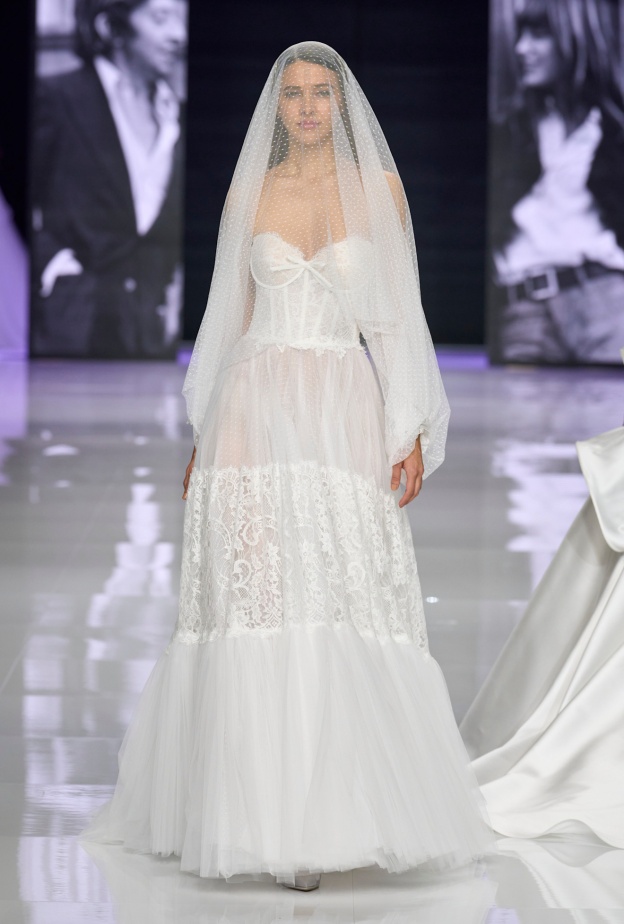 فستان زفاف من الدانتيل والتول توقيع إليزابيتا بولينانو