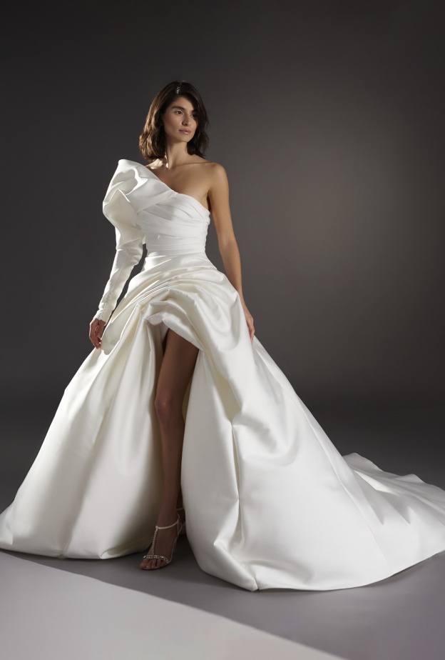 فيونكا على الأكتاف من دار Pronovias