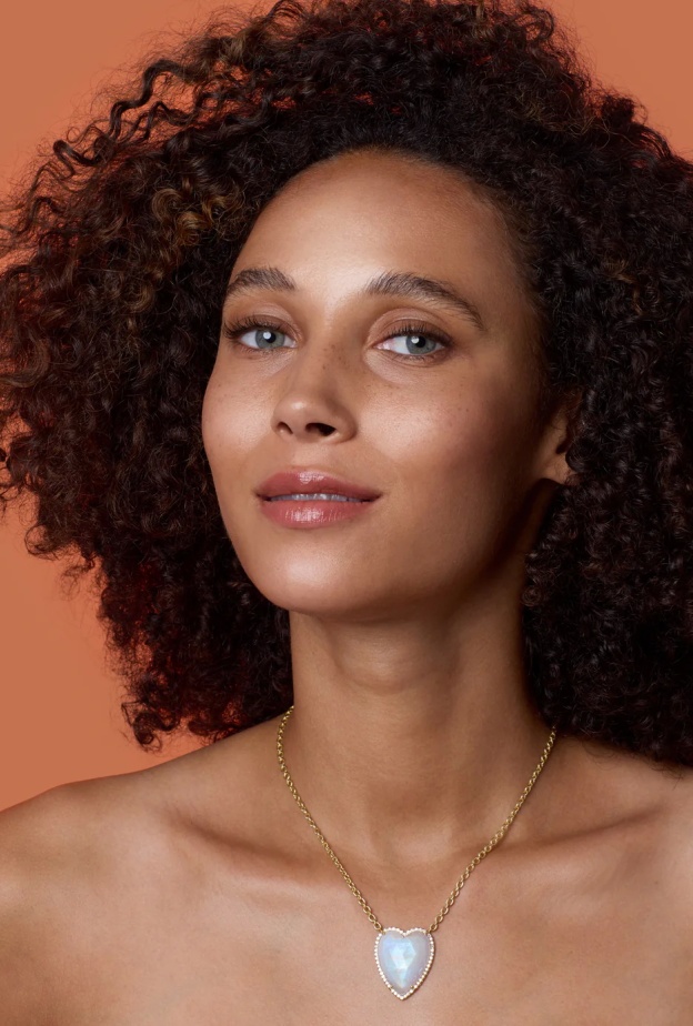 قلادة على شكل قلب من توقيع  Irene Neuwirth Jewelry