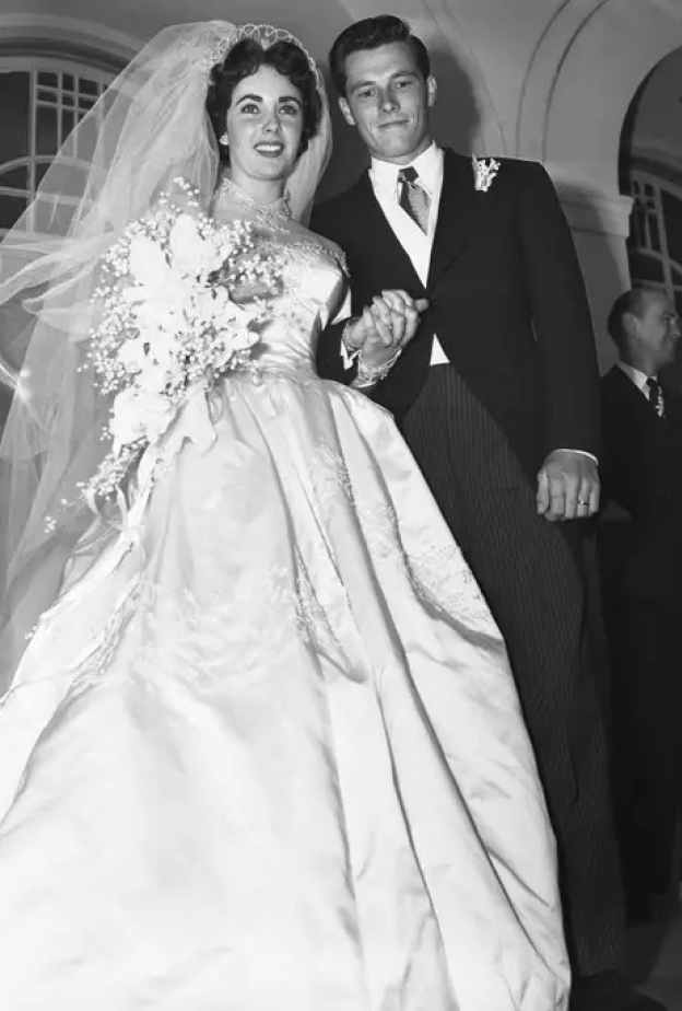 كانت إليزابيث تايلور تبلغ من العمر 18 عامًا عندما تزوجت من  هيلتون جونيور