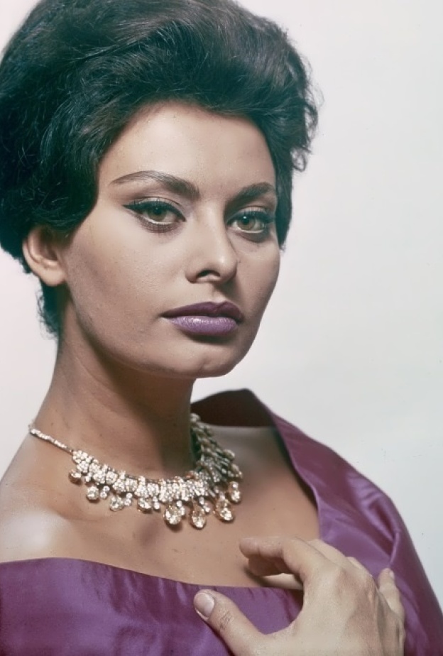 مجوهرات صوفيا لورين زيّنها بريق الألماس والأحجار الكريمة الملونة 