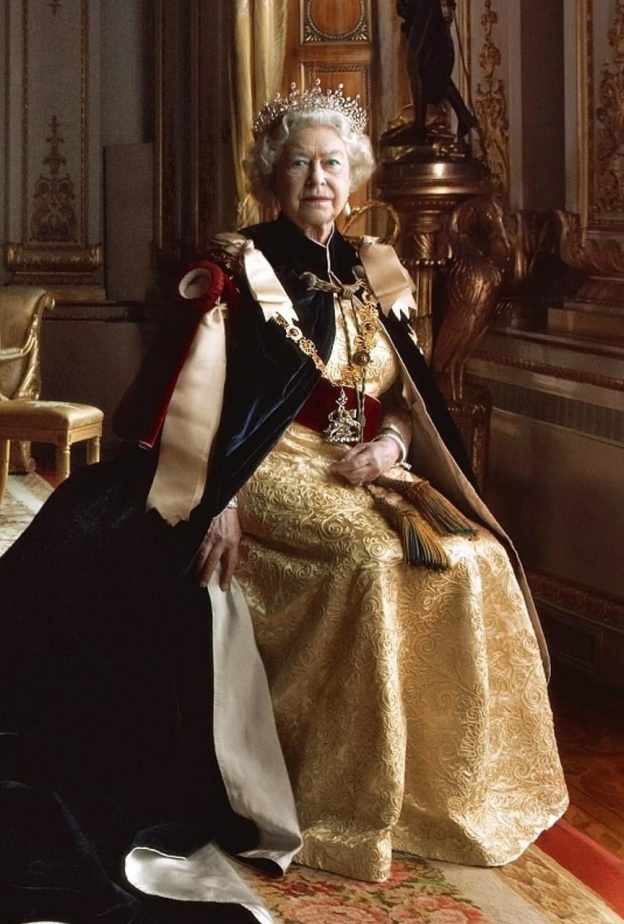 ما هي قطع المجوهرات التي شهدت لحظات هامة في تاريخ إليزابيث الثانية ملكة بريطانيا الراحلة؟