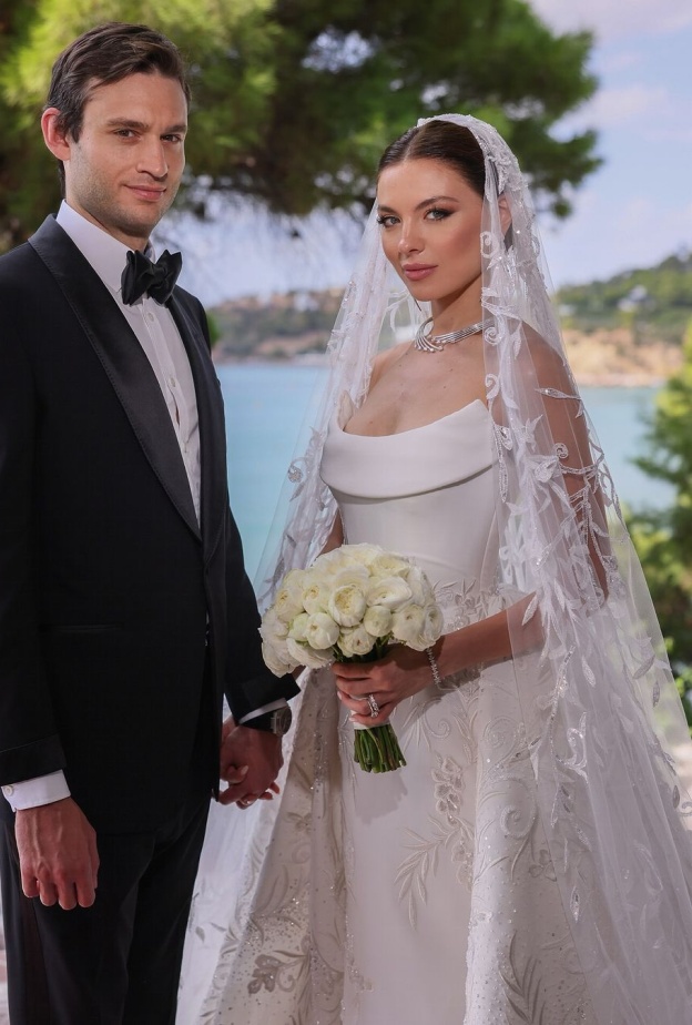 مايا رعيدي مع عريسها خلال حفل زفافها