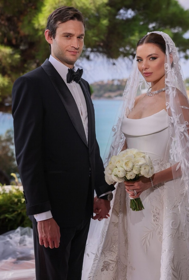 مايا رعيدي مع عريسها خلال حفل زفافها