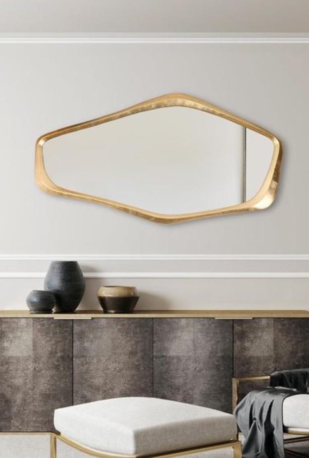 مرآة جدارية ذهبية التشطيب في غرفة المعيشة