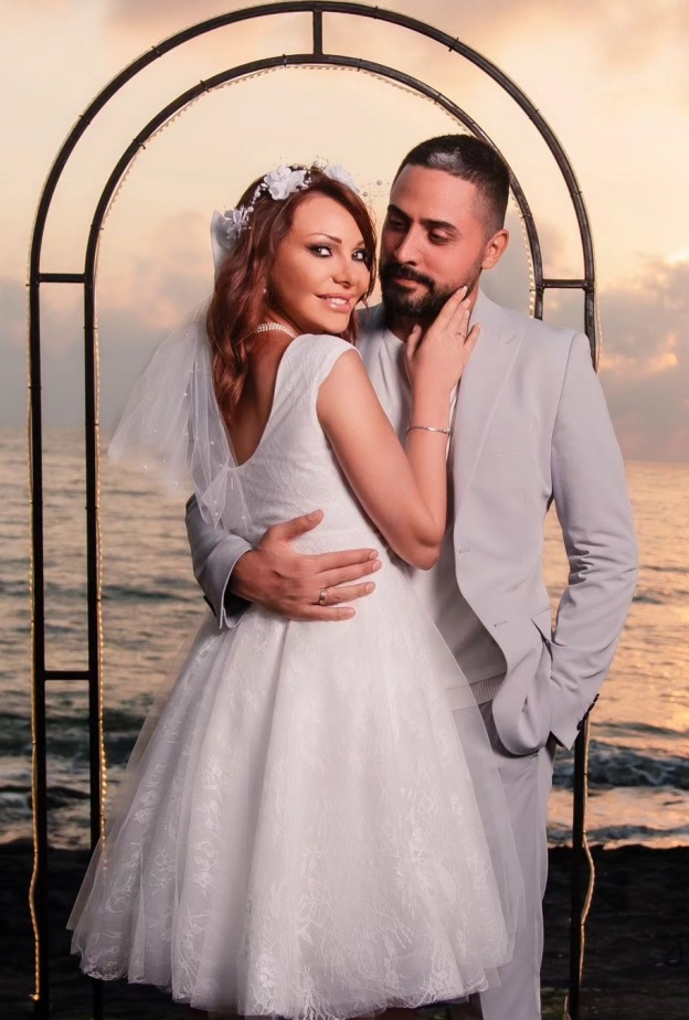نادين تحسين بك مع زوجها إياد عيسى في يوم الزفاف