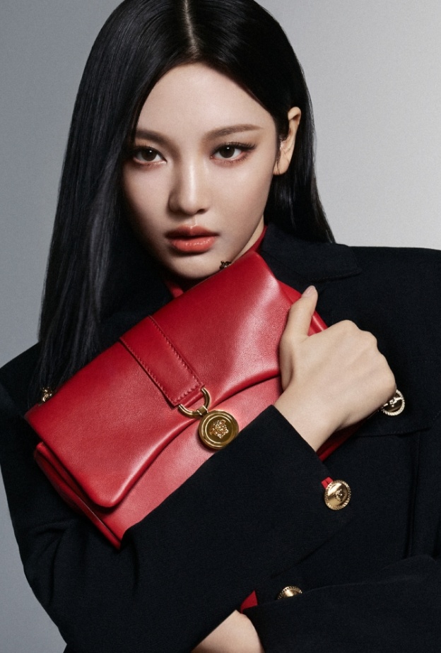  حقيبة crossbody Kleio الإضافة الأحدث إلى عائلة حقائب Medusa ’95