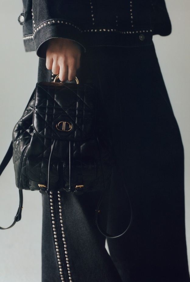 حقيبة "ديور كارو" Dior Caro تجمع بين رموز الأناقة والفخامة العملية