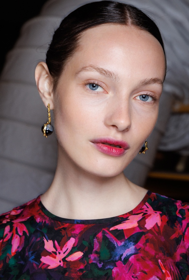 ألوان أحمر الشفاه القوي بتدرجات كرزية من وحي Ulla Johnson