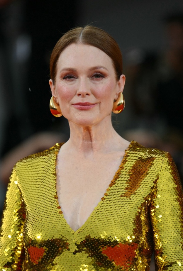 اطلالة Julianne Moore برسمات المكياج البني