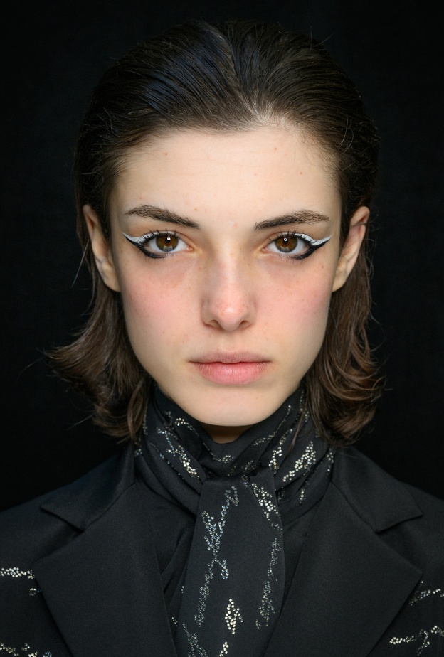  رسمات الآيلاينر البيضاء على الجفون العليا مع الخطوط السوداء من دار Libertine