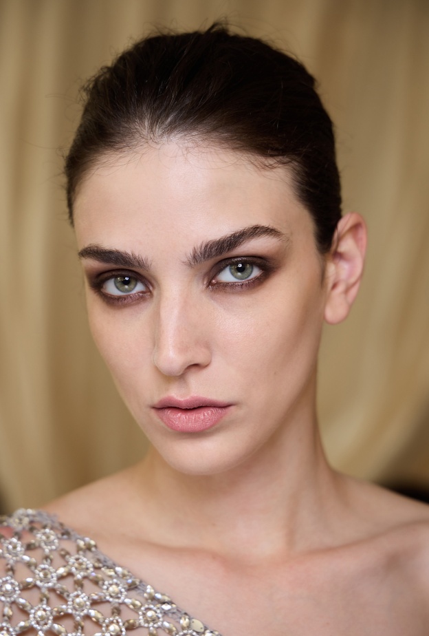 رسمات المكياج السموكي المتموج من دار Elie Saab
