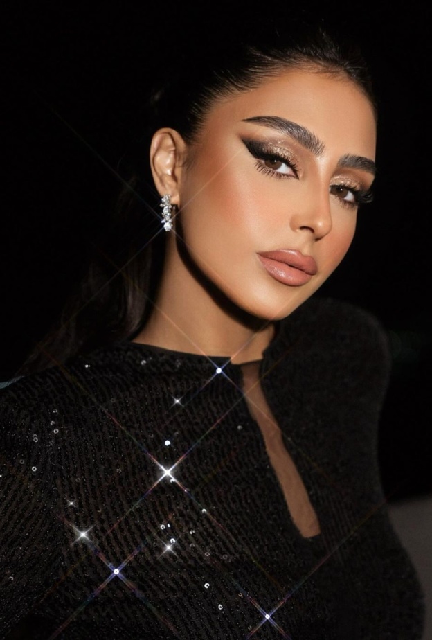 ملامح المكياج السموكي بظلال براقة من خبيرة التجميل سارة السبيعي – الصورة من حسابها على انستغرام
