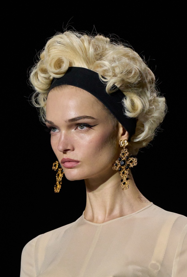 موضة التسعينيات في تسريحات الشعر الريترو كاريه من دار Dolce Gabbana