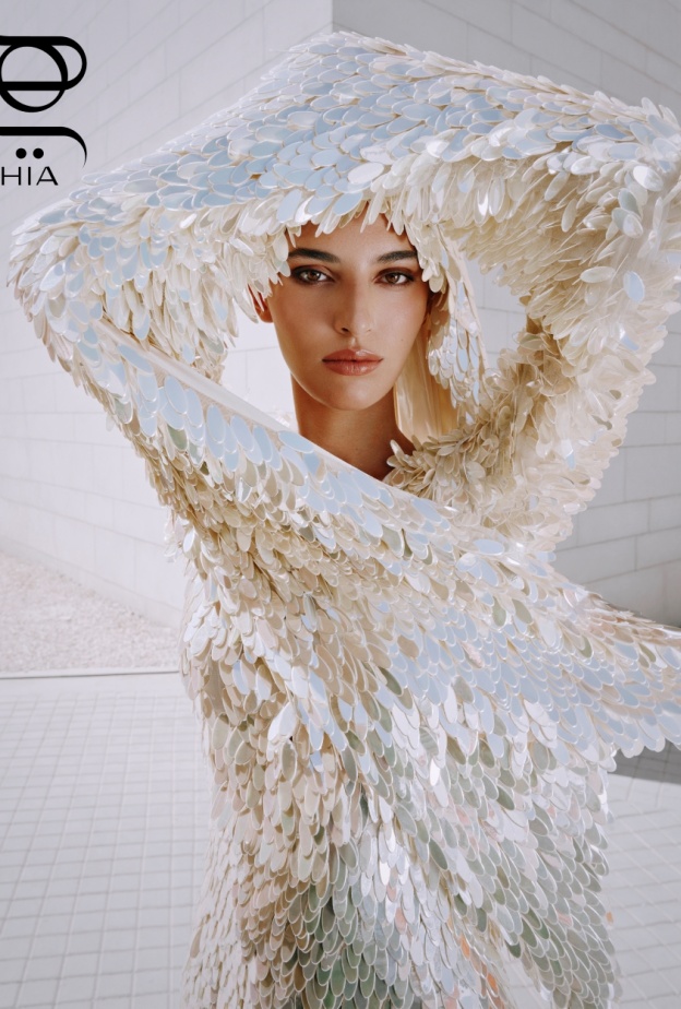 عدد السعودية من "هي": ننسج التاريخ من رؤية.. نكتب الحاضر من إلهام ونصمم الغد من طموح