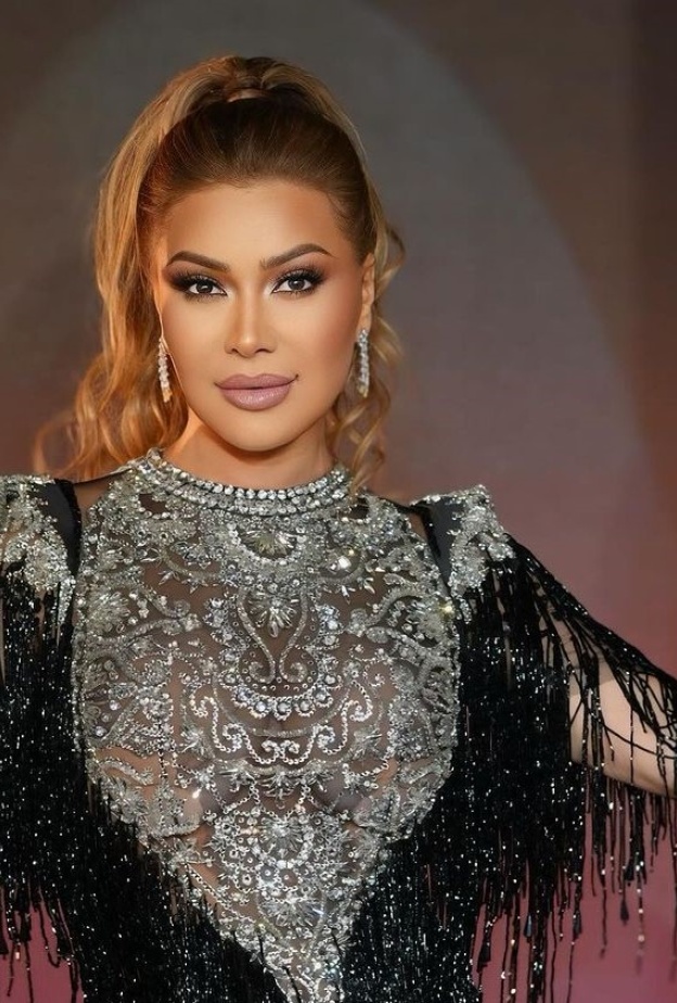 تسريحات شعر ويفي نصف مرفوع ولمسة من السحر لمظهرك اليومي
