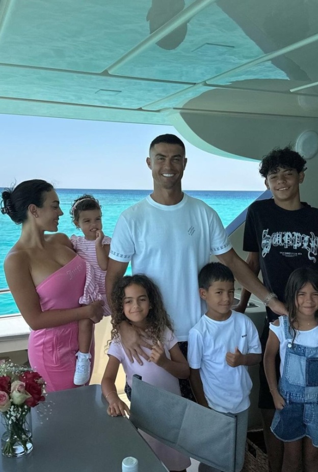 كريستيانو رونالدو وأسرته