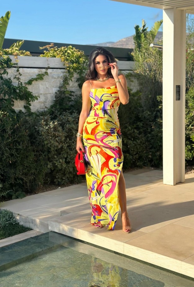 اجمل اطلالات ياسمين صبري بالفساتين الصيفية الملونة والأحادية اللون في موسم صيف 2024